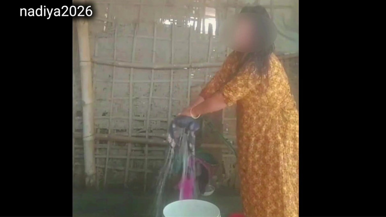 nadiya2026: Moje nevlastní matka se rozsvítí, když ji sleduji ve sprše.
