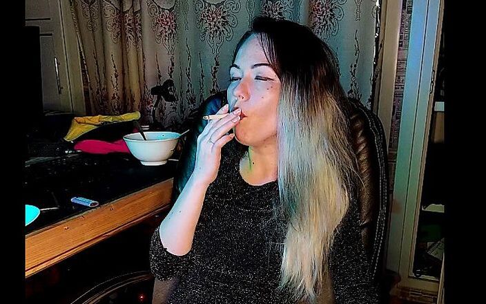 Asian wife homemade videos: Fiica vitregă fumează o țigară