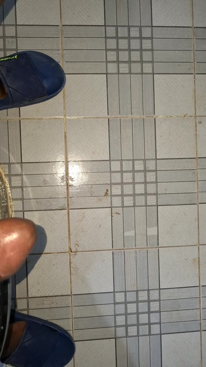 Bumba: 大鸡巴回到首都，所有的妓女都感到困惑，并追赶他