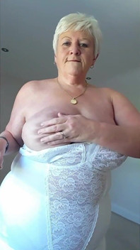 Volete che rispondessi alla porta a voi vestita in questo modo?