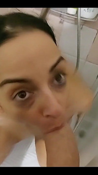 Ik zuig hem af onder de douche