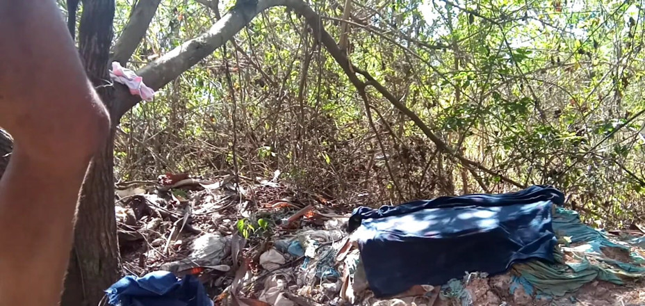 Bebes vagabundas: Budu šukat tuhle lahodnou mladou holku na všech čtyřech v lese?