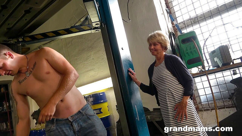 Grandmams: Будь ласка, трахни мене, перш ніж полагодити мою машину бабусі