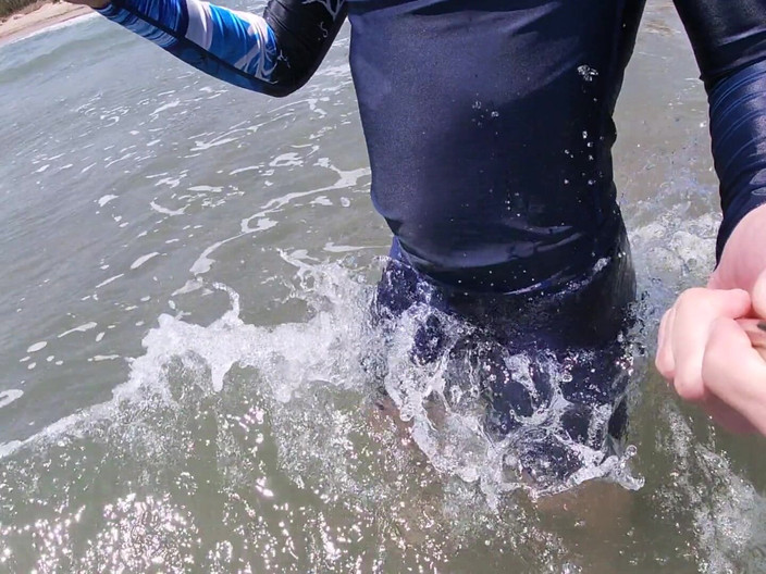 Cool Body: 冲浪者为了得到人们的快乐而勃起他的莱卡