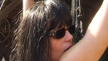 Bangora MILFs: Svázaná brunetka MILF sdílená dvěma maskovanými hřebci