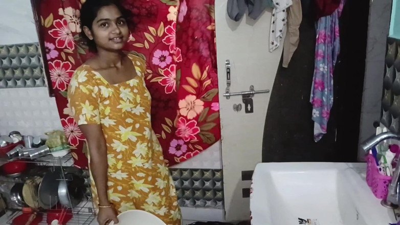 LateralChain349: Awek desi miang mengurut sakit belakang bertukar menjadi blowjob ghairah...
