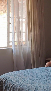 浮気している妻が自慰行為を目撃しました。夫が仕事中にプールボーイとセックス!