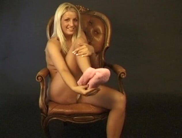 Flash Model Amateurs: Blonde babe stript naakt
