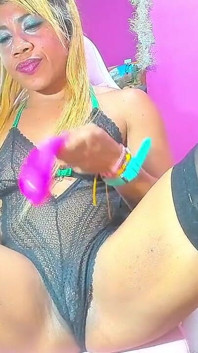 Yüksek topuklu ayakkabılar ve lezzetli yarağından derin orgazm ve domaltarak götümü kırıyorsun büyük daddylov