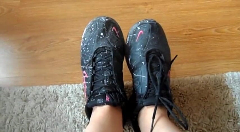 Foot Girls: Si cantik pirang memamerkan sepatunya