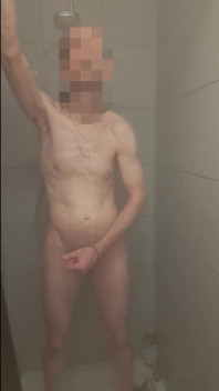 샤워하는 동안 내 정액 주스를 받고 싶어