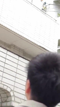 混血の美女が夫のすぐ隣で義理の家族とセックス