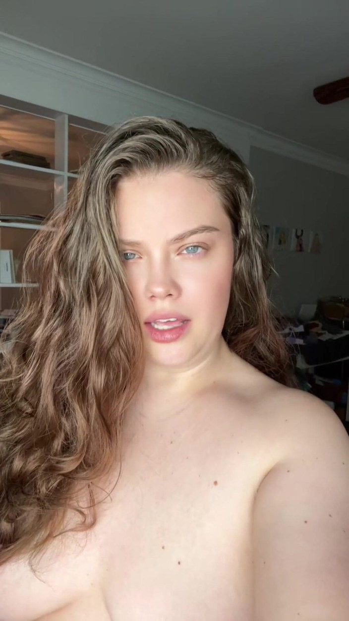 Dirtysecret: Kadın egemenliği bakış açısı: küçük bir yarağa tükürüyor ve gülüyor