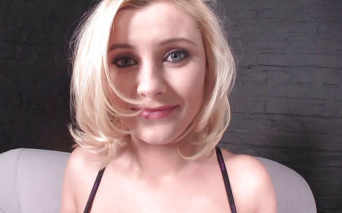 Milf in Love: Горячая крошка-блондинка в сексуальных чулках заполняет ее дырку дилдо