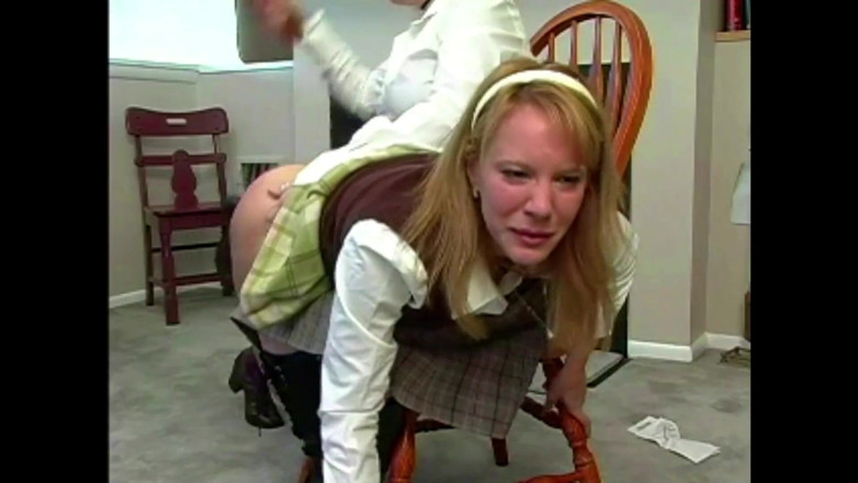 Punished Brats Spanking: Pixie lovită pentru că a greșit plata de asigurare