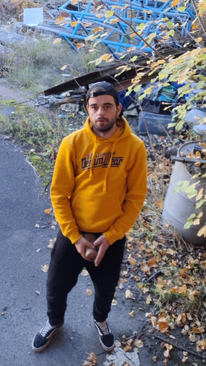 jerkofflover: Thủ dâm trong một nhà máy bỏ hoang ngoài trời...