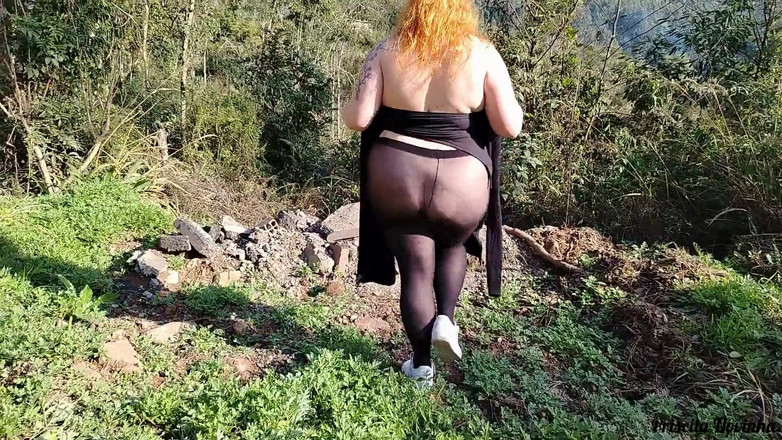 Priscila: Minha madrasta em pura calça sem calcinha andando pela rua