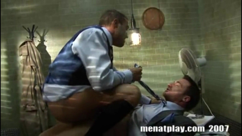 MenAtPlay: Кімната для допиту