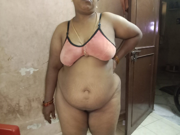 Tamil Anti Uma: 我的嫂子以不同的方式展示她的乳房，然后展示了她的女性气质，把手指留在里面