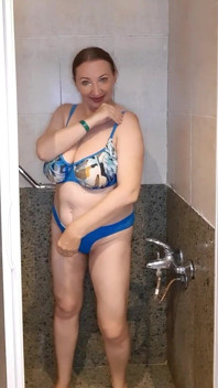 Sexy prsatá MILFka Mariaold se sprchuje