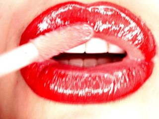 Goddess Misha Goldy: 4k Lippenglanz auftragen &amp; rauchen &amp; spuckfetisch