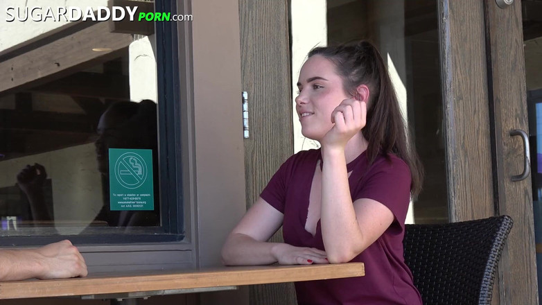 Sugar Daddy Porn: Komşu kız ekstra kıyafet parası için babasını buldu.
