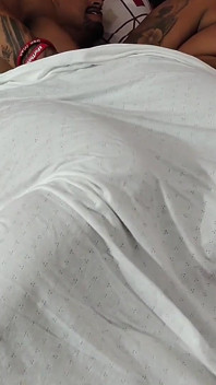 Una bellissima donna bbc fa sesso sotto le coperte per rimanere incinta. Ha rimosso il preservativo.