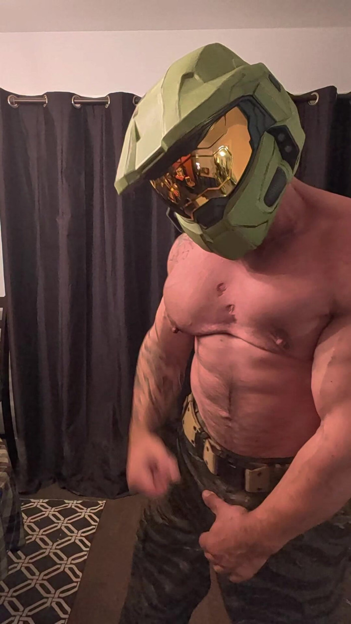 Bruiser Bearwood: Master chief beugt sich