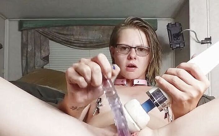 Riley Luvyna: Bröstvårta klämmor hitachi dildo orgasm kraged sub