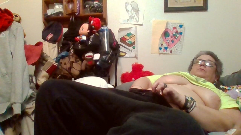 krazykristin: Yağlı büyük göğüsler parmakla amcığını gösteriyor