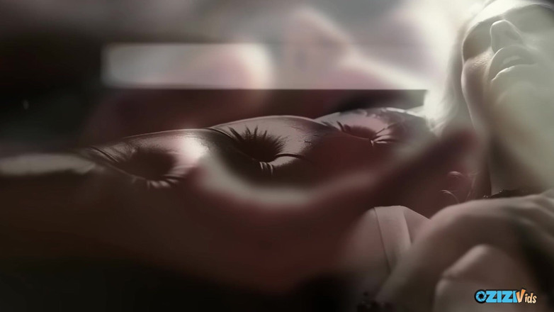 Zizi Vids: La paire intemporelle de talons hauts brillants et de bas...