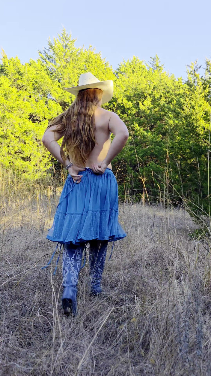 NaughtyRedFarmgirl: Kızıl saçlı kız senin önünde çiftlikte mastürbasyon yapıyor