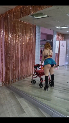 Bunny Royle: Je joue et danse sur mon aide à la mobilité dans...