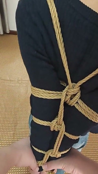 La mia adorabile ragazza prova un modo di bondage europeo super stretto