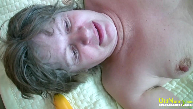 Old Nanny: Tânăr care pregătește o femeie mai în vârstă pentru un futai...