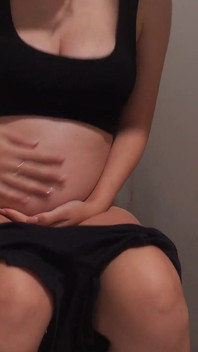 Indisk gravid storbröstad flicka som gör toalettfetisch sitter på toaletten sedan pruttar och onanerar medan du pruttar