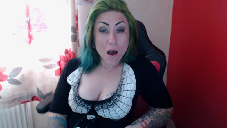Tattooed Milfy Mama: Arrotos bobos