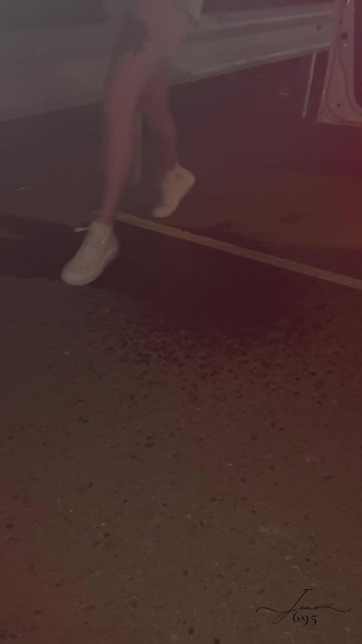 June695: Zlatá sprcha v ulici