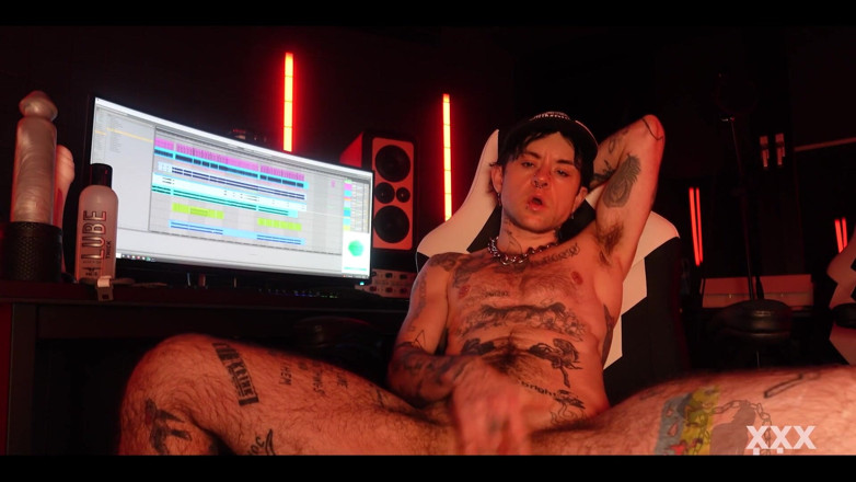 Xxx skips: Ftm-Musiker XXX Skips füllt seine rosa muschi in seinem Aufnahmestudio...