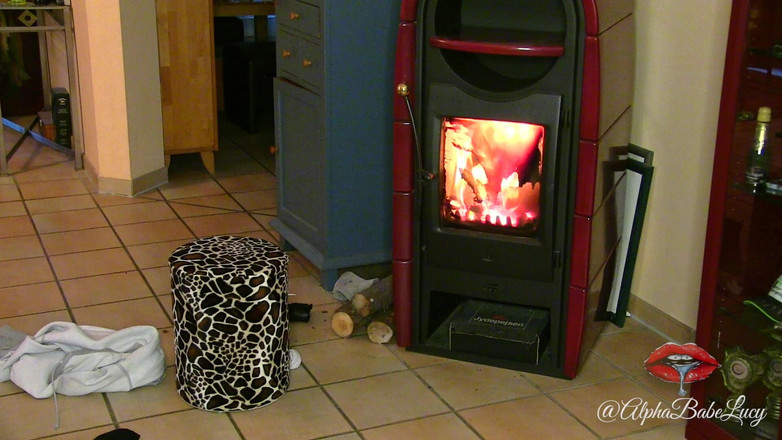 AlphaBabeLucy: 长途跋涉后，继兄弟喜欢我的脚--舒适的炉子之夜