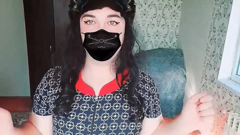 Kitty_Cross: चंचल ट्रांस लड़की छोटी स्कर्ट में जांघ टैटू दिखा रही है