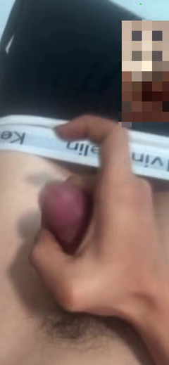 Quan Vietnam 18: 18 -årig hetero pojke får meddelande från stanger och runkar sedan...