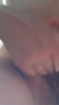 MILF berbulu dengan pepek montel dan kelentit besar melancap dan melancap, orgasme dan orgasme
