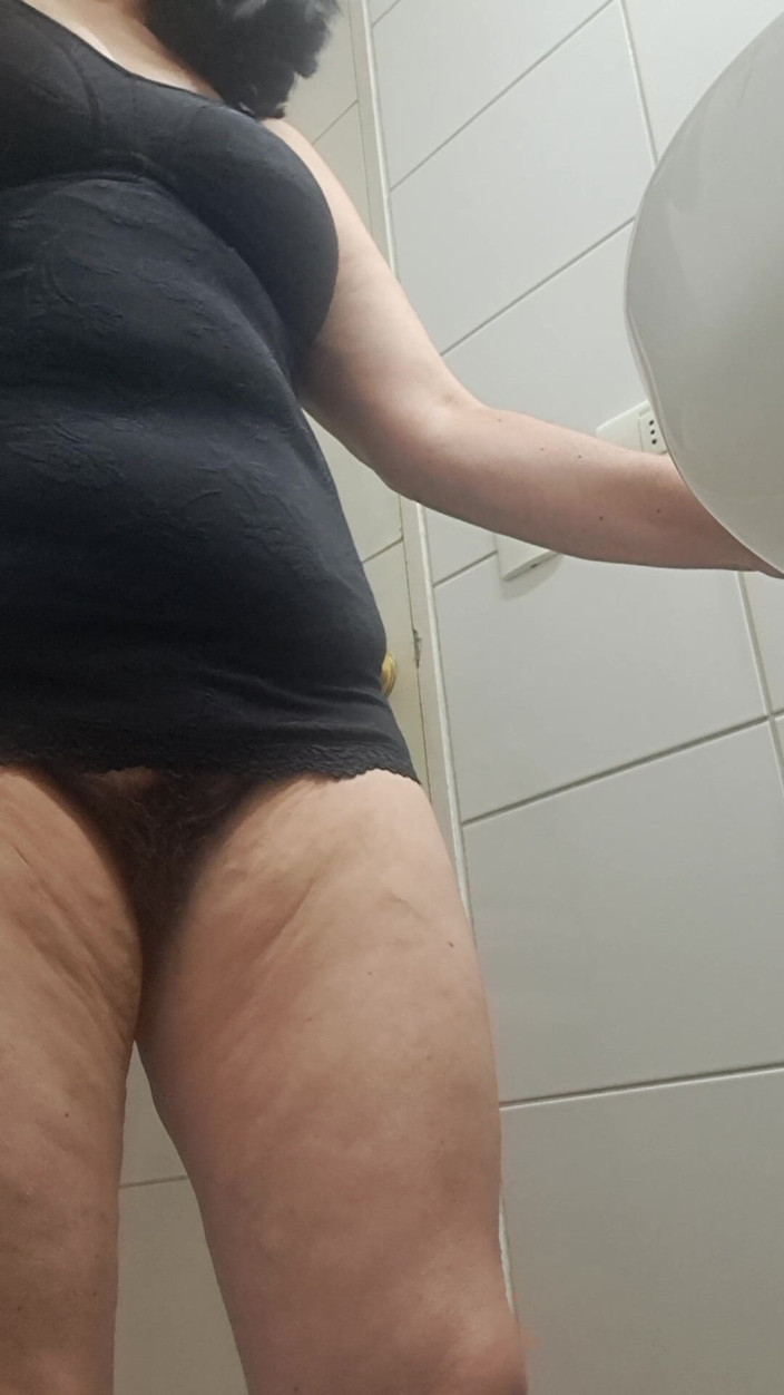 Mommy big hairy pussy: Gamba all'insù che tocca in profondità la figa pelosa calda...