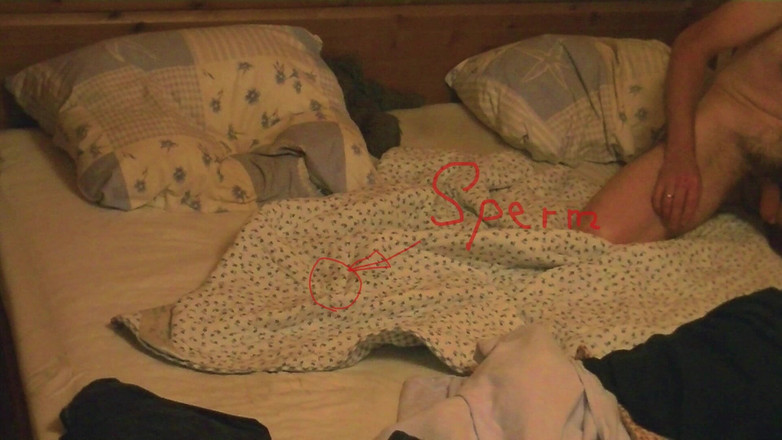 Mark Hannes: 裸のベッドでの腰のマスターベーション