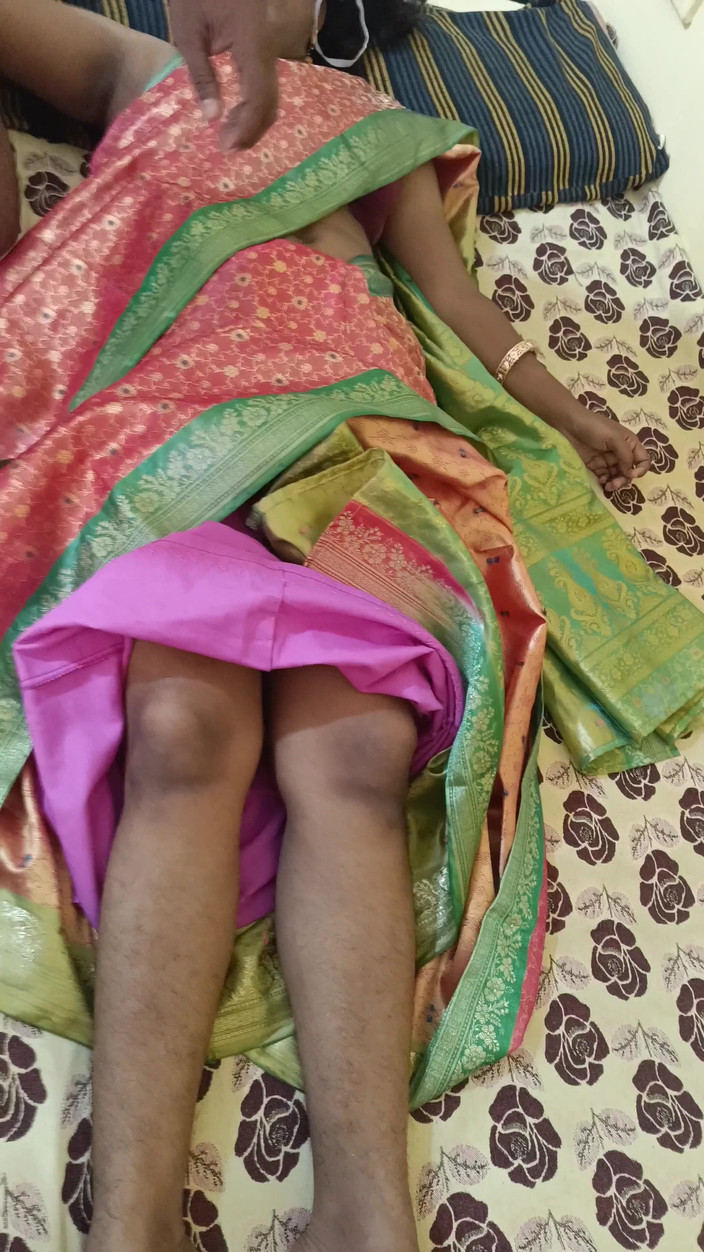 Laxi ammu: Casalinga che si gode la scopata calda a letto