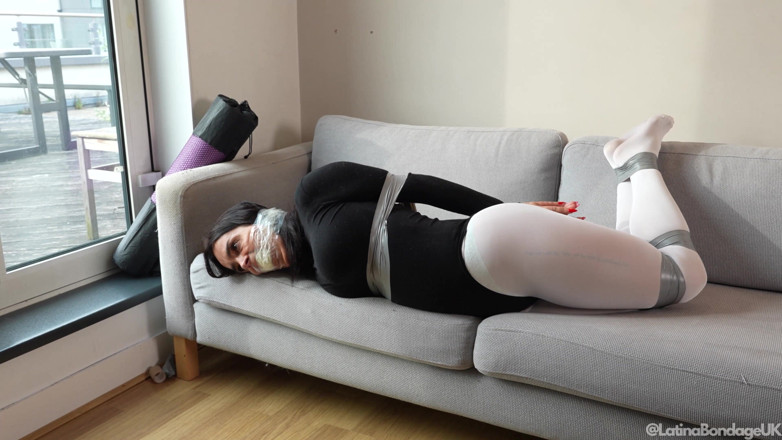 Latina Fetish: Latina-bestrafung wurde geklebt, mit ihren Socken geknebelt und an ihrem...