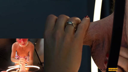 Les Gourmands: Rujlu maskeli orta yaşlı seksi sürtük sakso çekiyor ve yakın çekimde diline...