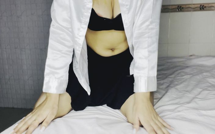Grey_videos: Sqeeze tetas y mostrando su coño frotando