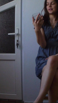 Sexy teen imbibe saft, um sich zu pinkeln zu machen